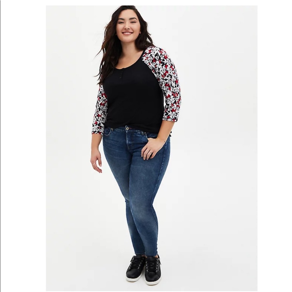 TORRID NWT DISNEY MICKEY & MINNIE RAGLAN TOP - Picture 2 of 5